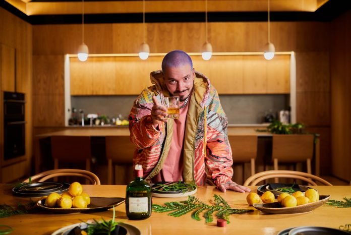 J Balvin brinda con Buchanan's Whisky