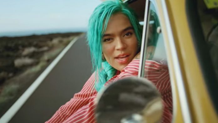 karol-g-video-provenza-auto-carretera-3fc21d karol g