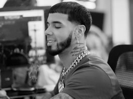 Anuel AA en el estudio de grabación, el artista puertorriqueño cuya fortuna supera los millones