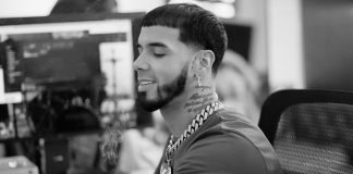 Anuel AA en el estudio de grabación, el artista puertorriqueño cuya fortuna supera los millones