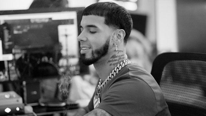 Fortuna de Anuel AA — En el Estudio Anuel AA en el estudio de grabación, el artista puertorriqueño cuya fortuna supera los millones