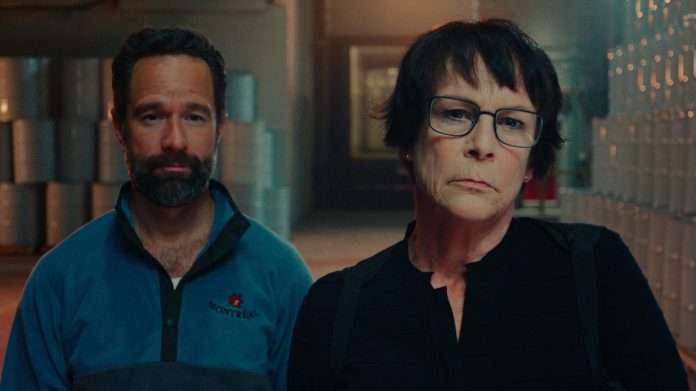 1122738-the-sticky-jamie-lee-curtis-et-margo-martindale-dans-une-serie-sur-le-casse-de-l-or-liquide