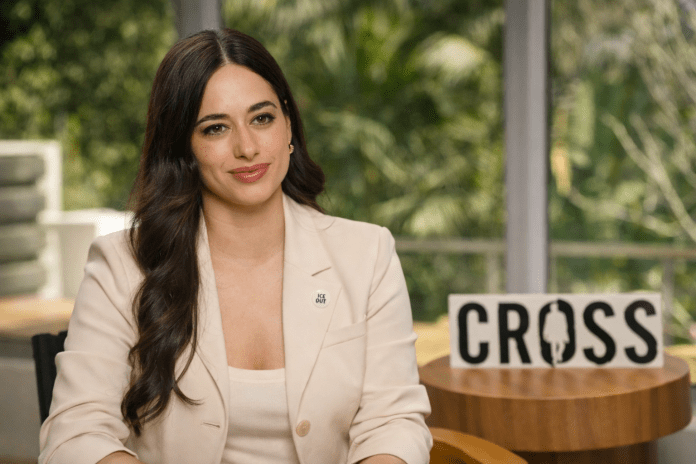 Jeanine Mason interpreta a 'Luz' en CROSS | Foto: Popticular Jeanine Mason interpreta a 'Luz' en CROSS | Foto: Popticular
