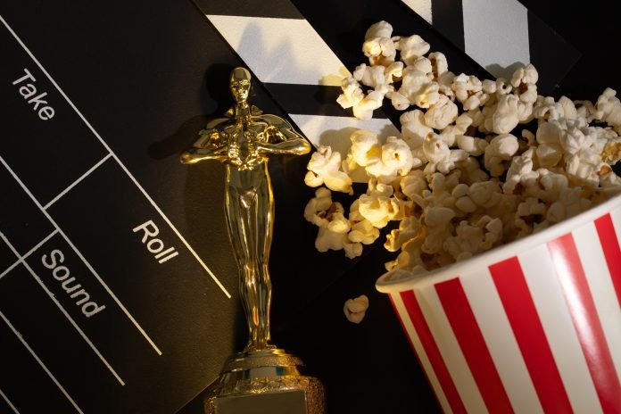 Oscar,Award,,Trophy,Statue,With,Popcorn,And,A,Movie,Clapperboard, Oscars 2026 | Foto: Shutterstock