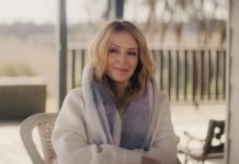 Primer vistazo a “KYLIE”: Netflix revela la serie íntima que promete mostrar a Kylie Minogue como nunca antes Kylie. Kylie Minogue in Kylie. Cr. Courtesy of Netflix © 2026