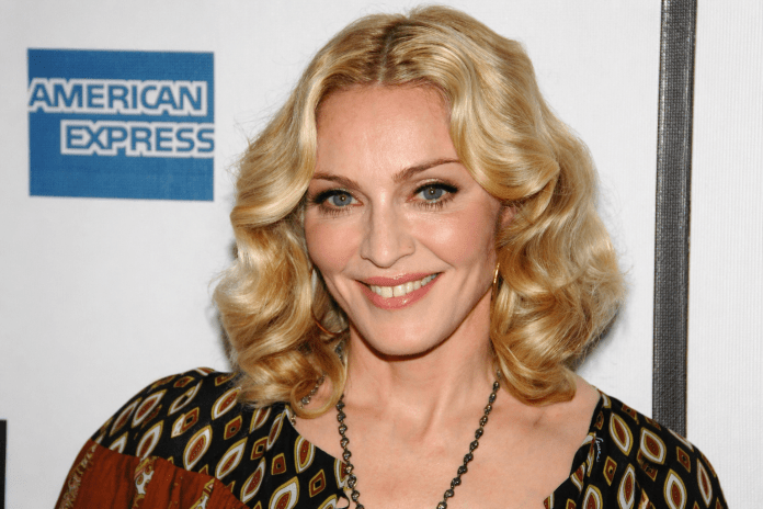 Red carpet glamour with chic retro style Madonna | Foto: Shutterstock