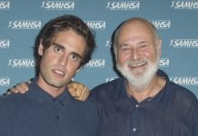 El caso Reiner abre un dilema legal sin precedentes: ¿puede el hijo acusado de matar a sus padres usar la herencia de las víctimas para pagar su defensa? Nick Reiner junto a su padre, Rob Reiner, en los SAMHSA Voice Awards 2016 | Foto: Wikimedia Commons