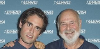 Nick Reiner junto a su padre, Rob Reiner, en los SAMHSA Voice Awards 2016 | Foto: Wikimedia Commons