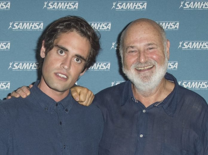 2016 SAMHSA Voice Awards Nick Reiner junto a su padre, Rob Reiner, en los SAMHSA Voice Awards 2016 | Foto: Wikimedia Commons