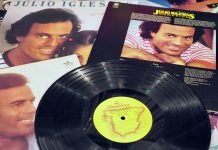 Ya llegó Julio y la IA convirtió al eterno meme de Julio Iglesias en estrella del Mundial Julio Iglesias tiene memes dobles este julio | Foto: Shutterstock