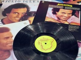 Julio Iglesias tiene memes dobles este julio | Foto: Shutterstock