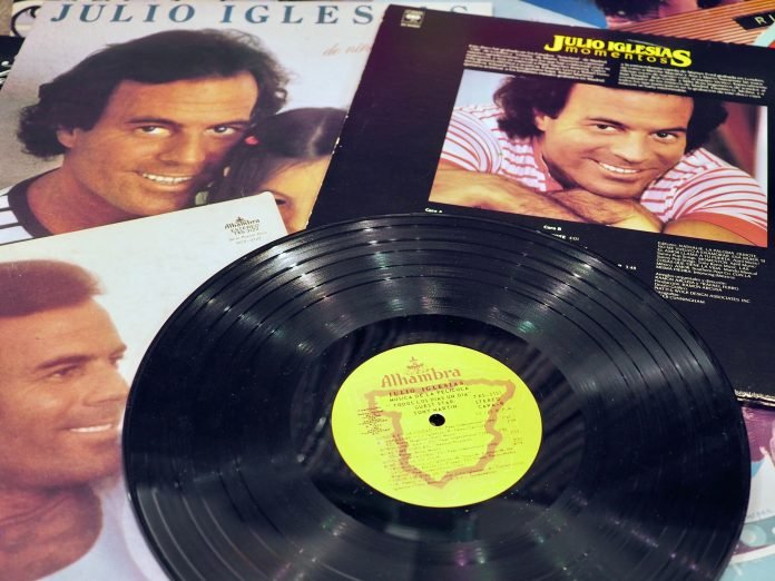 Santa,Clara,,Usa,December,3,,2022.,Vintage,Collection,Of,Julio Julio Iglesias tiene memes dobles este julio | Foto: Shutterstock