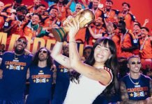 «Superestrella» no era el himno del Mundial. Terminó siéndolo por la vía que no se puede comprar Aitana levantando la copa del mundo junto a la selección española | Foto: Universal Music