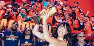 Aitana levantando la copa del mundo junto a la selección española | Foto: Universal Music