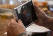 Disney anuncia tres semanas de programación por los 25 años del 11-S, con un especial en vivo desde Manhattan Bill Spade holds a photo of John D'Allara, who was a member of the NYPD Emergency Service Unit and died during the collapse of the North Tower on 9/11. (National Geographic/Virginia Sherwood)
