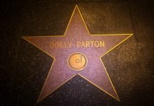¿Por qué las banderas de Estados Unidos están a media asta por Dolly Parton? Dolly Parton en el Hollywood Walk of Fame | Foto: Shutterstock