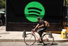 Spotify va a marcar a los artistas hechos con inteligencia artificial, pero no a las canciones Spotify | Foto: Octavio Hoyos / Shutterstock
