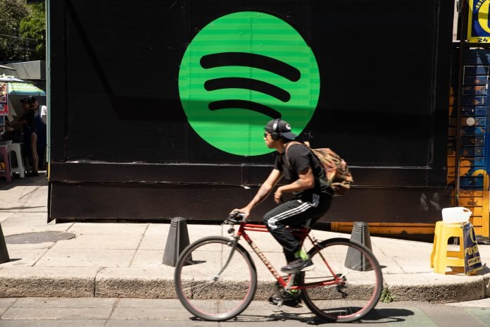 Mexico,City,,Mexico,March,08,2025.,Pedestrians,Walk,Past,The Spotify | Foto: Octavio Hoyos / Shutterstock