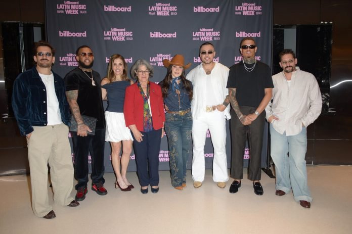 Ricky, Wow Popy, Leila Cobo, Daniella Levine Cava, Paola Jara, Jessi Uribe, Bebesito y Mau durante la conferencia de prensa de Billboard Latin Music Week 2026 en Miami Beach. Foto: Johnny Louis / jlnphotography.com Ricky, Wow Popy, Leila Cobo, Daniella Levine Cava, Paola Jara, Jessi Uribe, Bebesito y Mau durante la conferencia de prensa de Billboard Latin Music Week 2026 en Miami Beach. Foto: Johnny Louis / jlnphotography.com